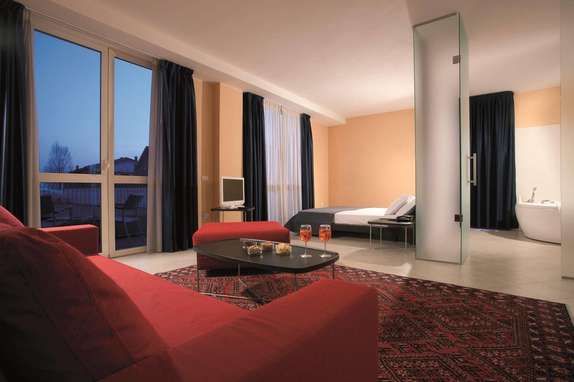 Rosso Frizzante Hotel Sorbara Exterior foto